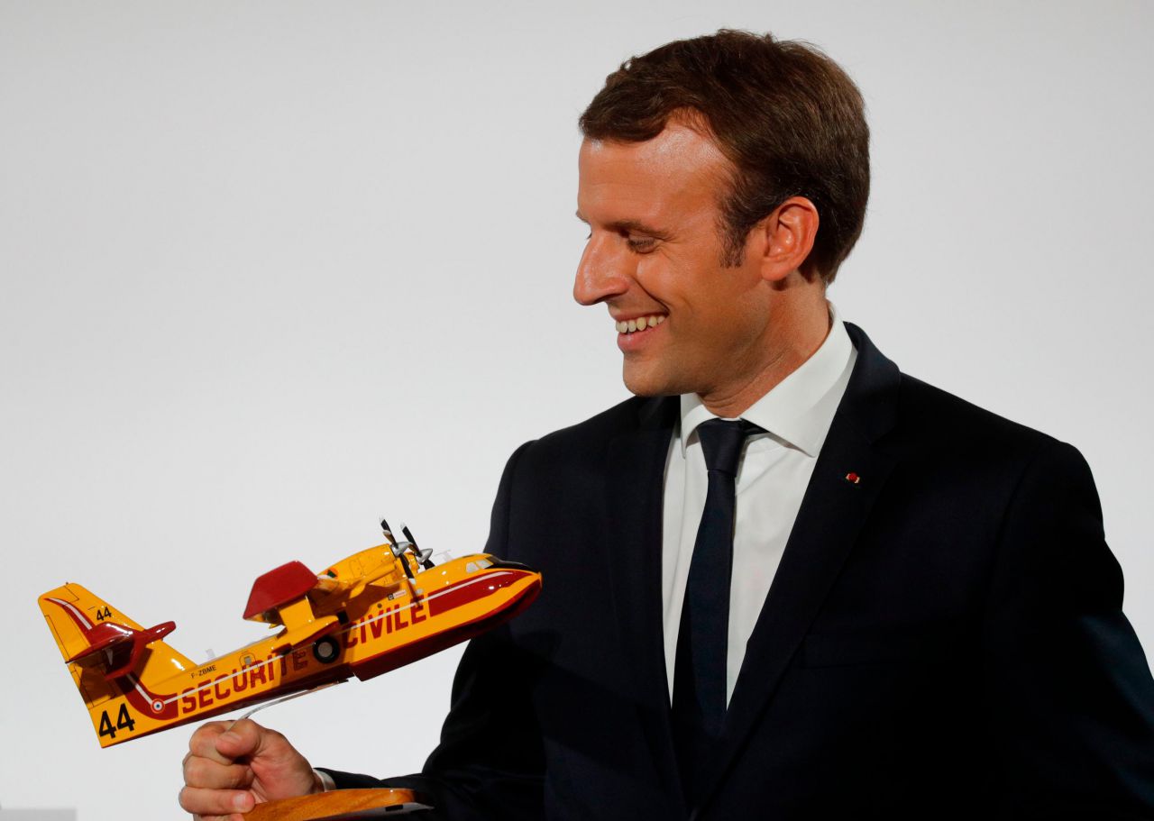Emmanuel Macron annonce l'achat de six avions gros porteurs contre les feux de forêt