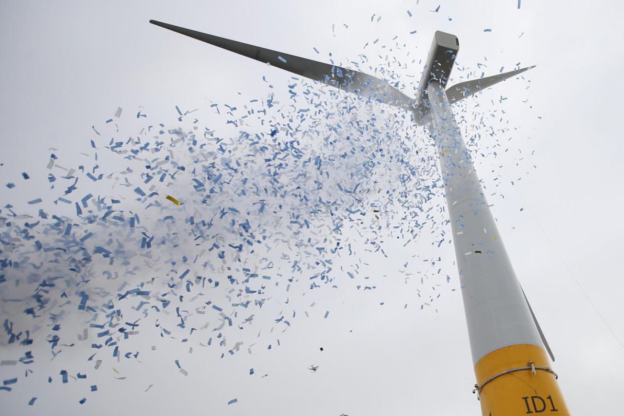 En retard sur d'autres puissances, la France inaugure sa première éolienne en mer