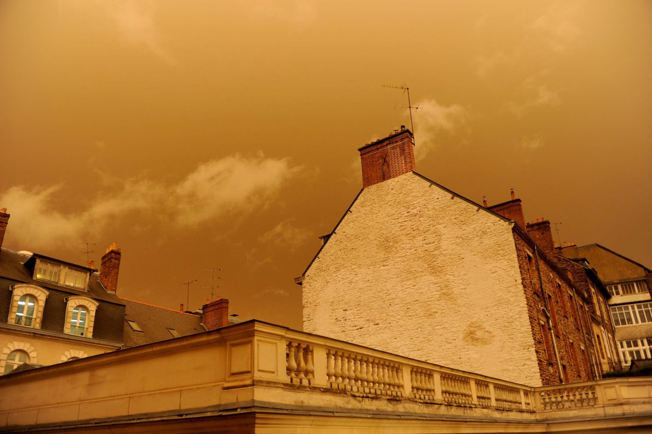Tempête Ophelia : les images fantastiques du ciel jaune de Rennes à Londres