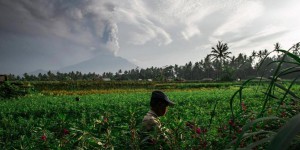 Bali : les panaches de cendres du volcan bloquent toujours l’aéroport