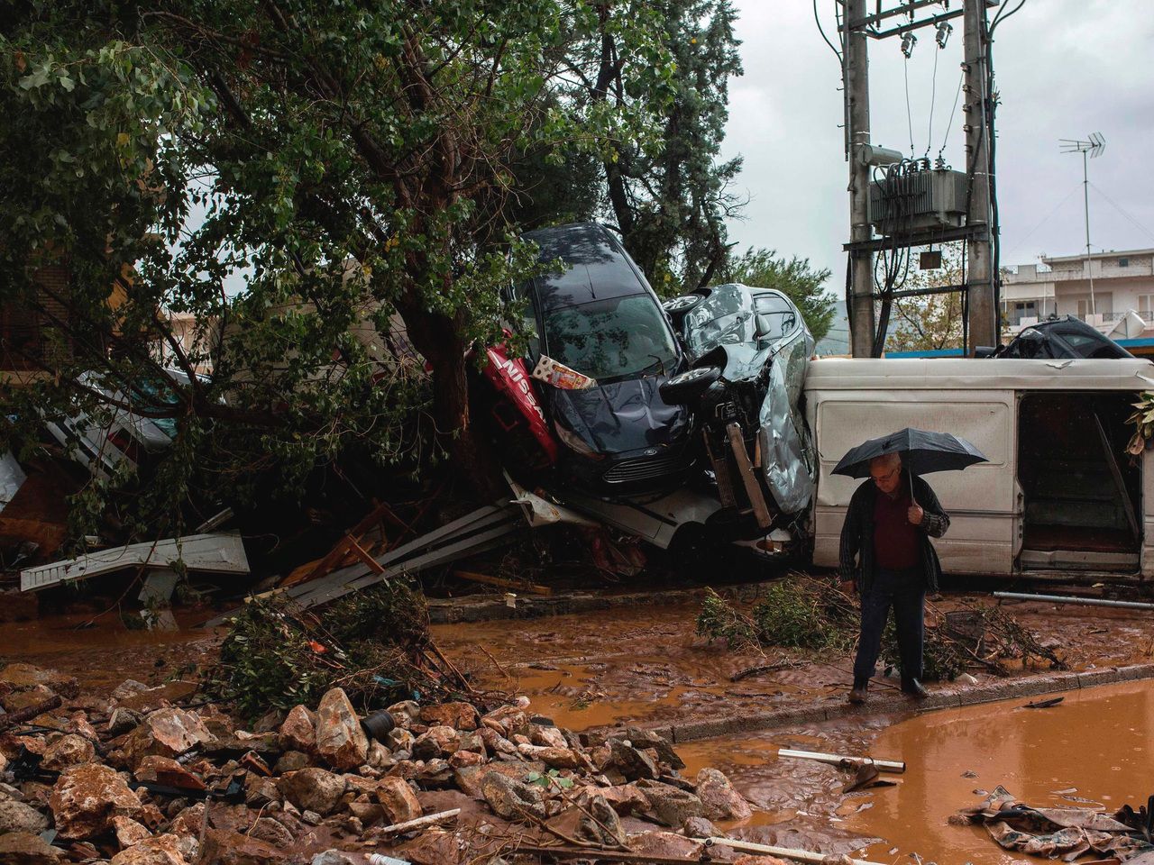 EN IMAGES. Coulée de boue mortelle en Grèce après des pluies diluviennes