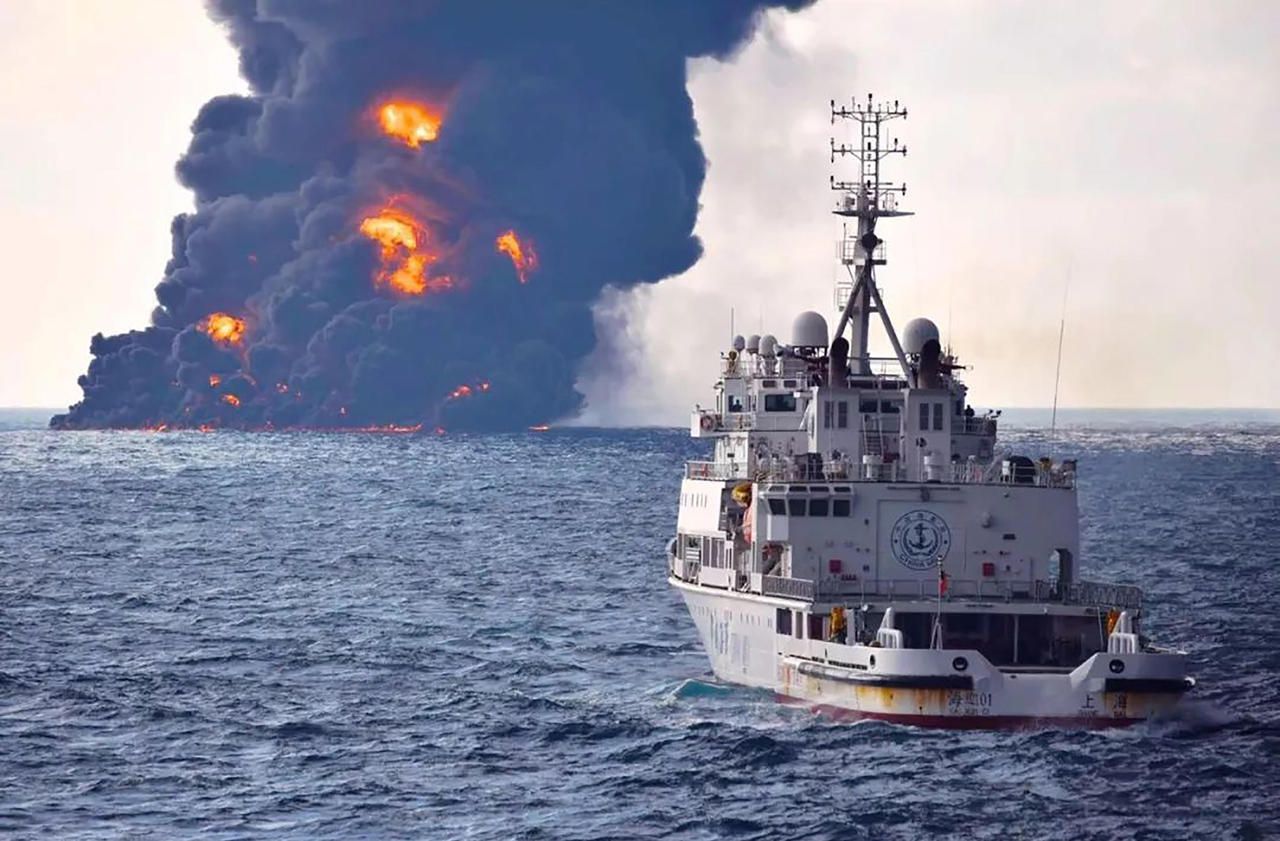 Chine : le pétrolier en flammes sombre avec ses restes d’hydrocarbures