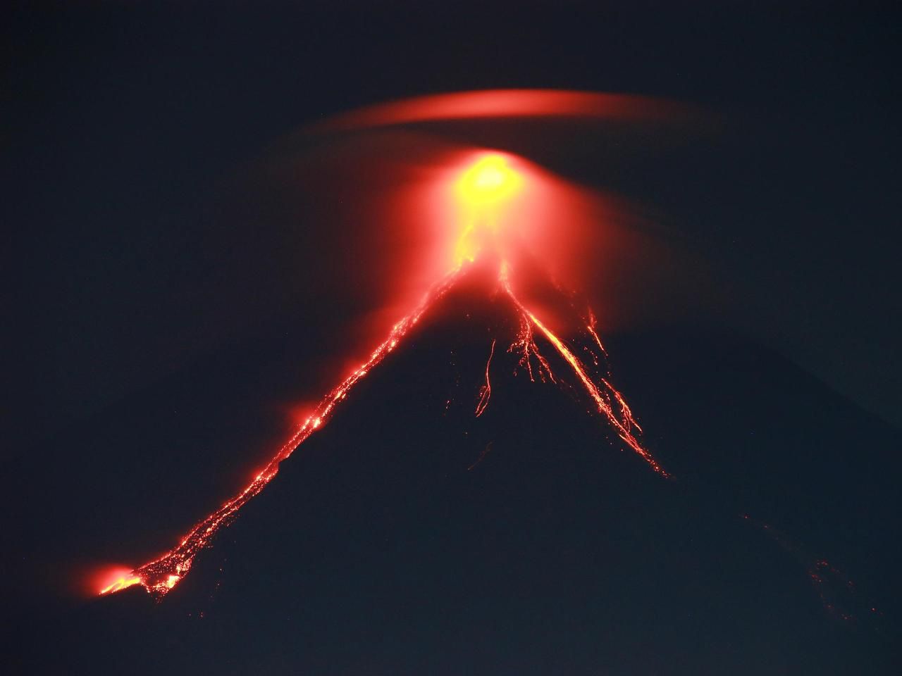 EN IMAGES. Philippines : le volcan Mayon menace