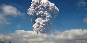 Indonésie : le volcan Sinabung est entré en éruption