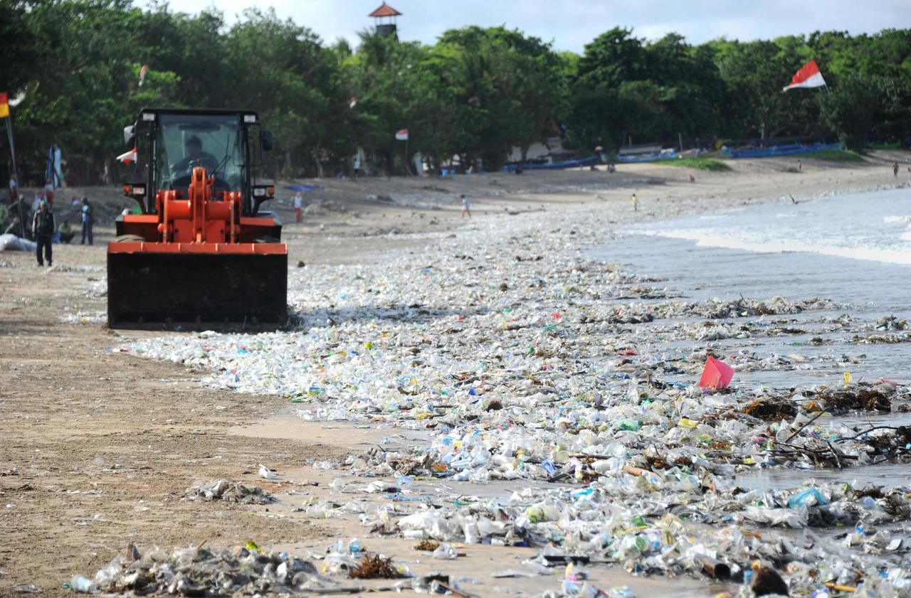 Indonésie : un plongeur filme un océan de déchets dans les eaux de Bali