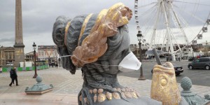 Des masques sur les bouches des statues pour protester contre la pollution