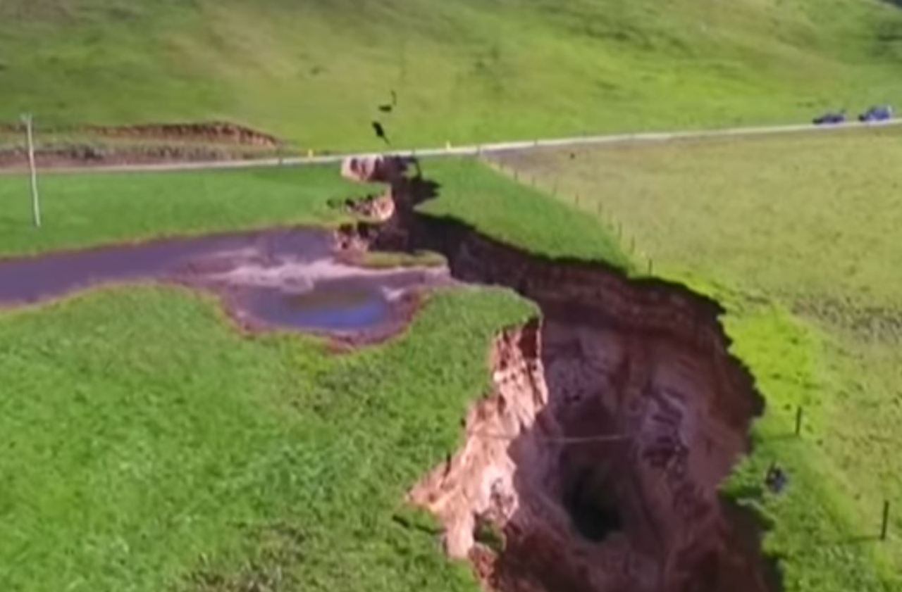 Nouvelle-Zélande : une faille de 200 mètres de long s’ouvre dans un champ