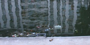 Les riverains du canal Saint-Martin désolés par le retour des déchets