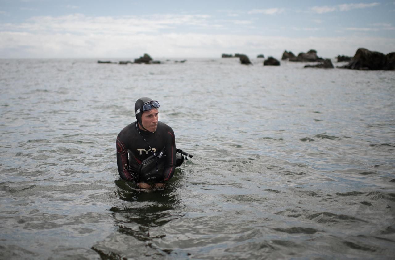 Un été coupé du monde : à 51 ans, il traverse le Pacifique à la nage