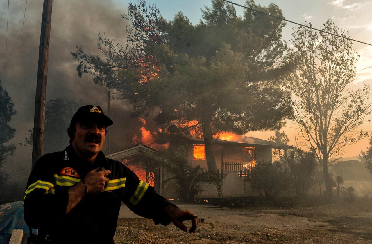 Grèce : les violents incendies aux abords d’Athènes font au moins 24 morts