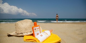 Mauvaise pour la santé et l’environnement, faut-il jeter sa crème solaire ?