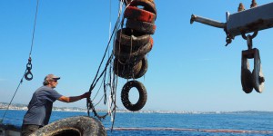 Des milliers de pneus extraits de la mer dans les Alpes-Maritimes