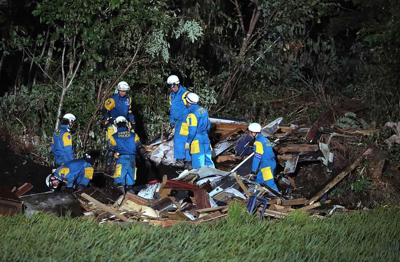 Séisme au Japon : le bilan s’élève à 18 morts, les secouristes à la recherche de survivants