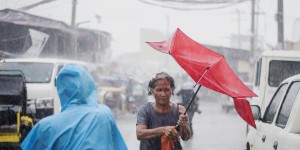 Le super typhon Mangkhut, avec des vents à 330 km/h, frappe les Philippines