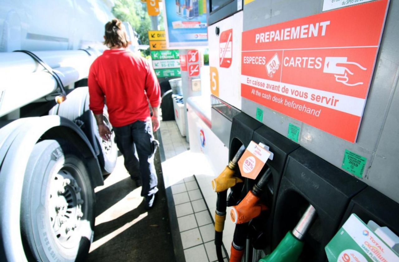 Prix du carburant  : Le Pen et Dupont-Aignan approuvent les appels au blocage des routes
