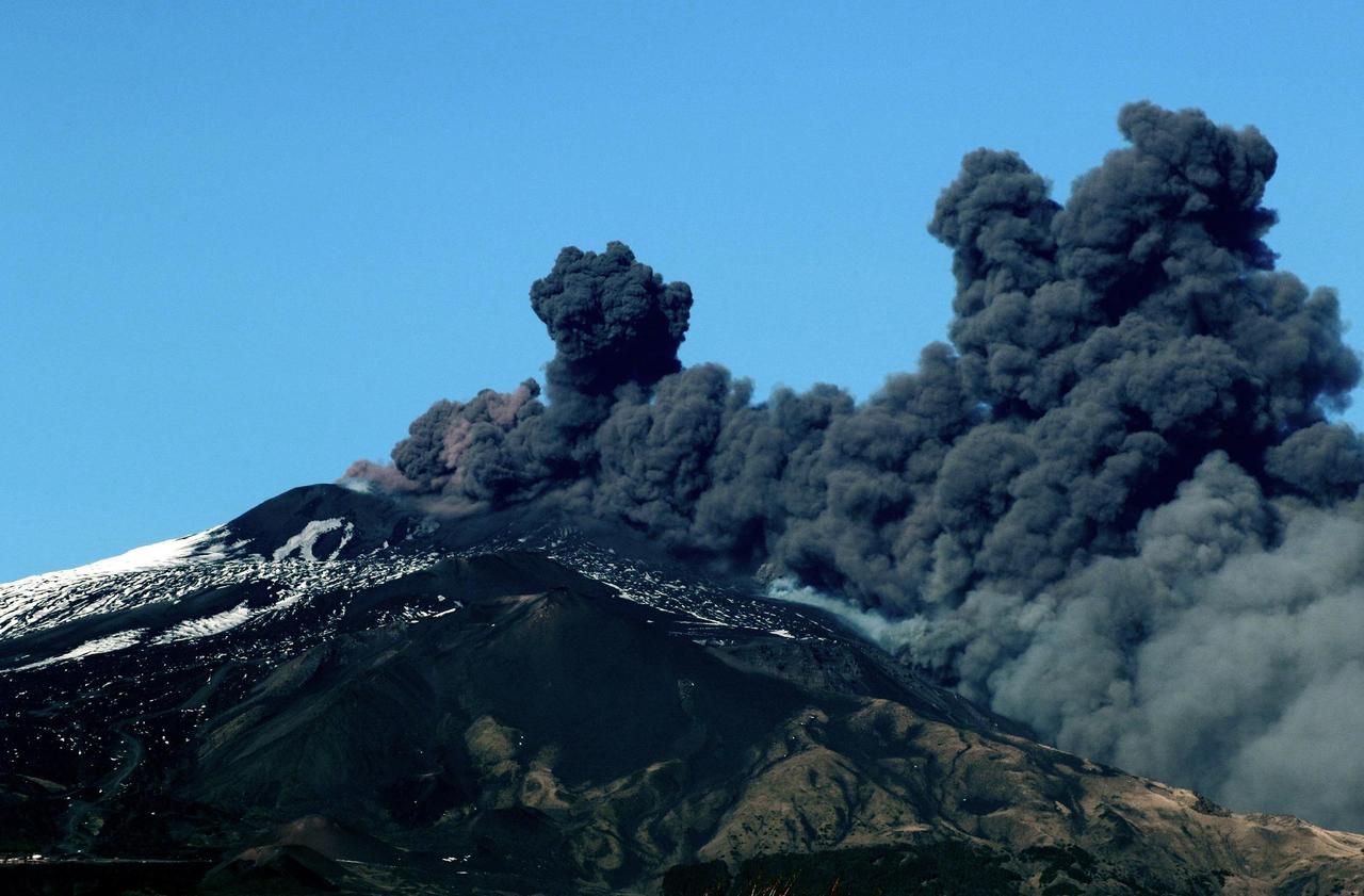 Italie : l’Etna entre en éruption, séismes et colonnes de cendres