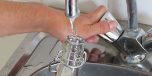 Microplastiques dans l’eau potable : pas de danger... pour l’instant, conclut l’OMS
