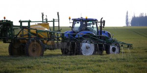 Pesticides : en absence d’accords locaux, l’Etat imposera des «zones de non-traitement»