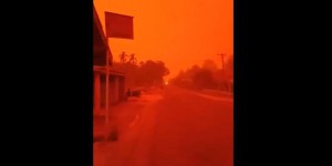 En Indonésie, les images spectaculaires du ciel devenu rouge après des incendies