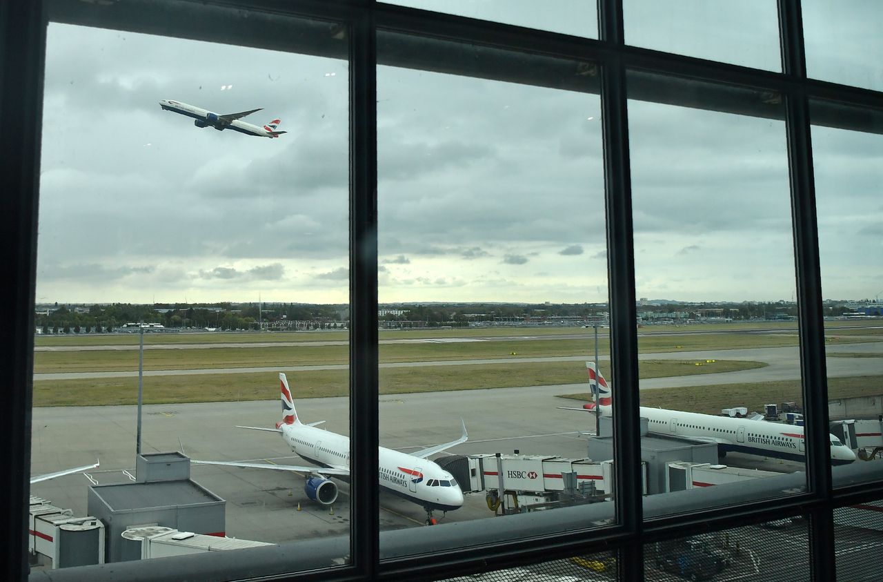Londres : la police empêche des écologistes de bloquer l’aéroport d’Heathrow avec des drones