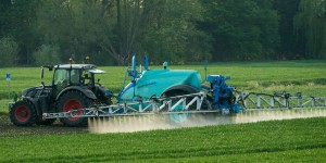 Des pesticides réautorisés en Europe sans prendre en compte toutes les études scientifiques