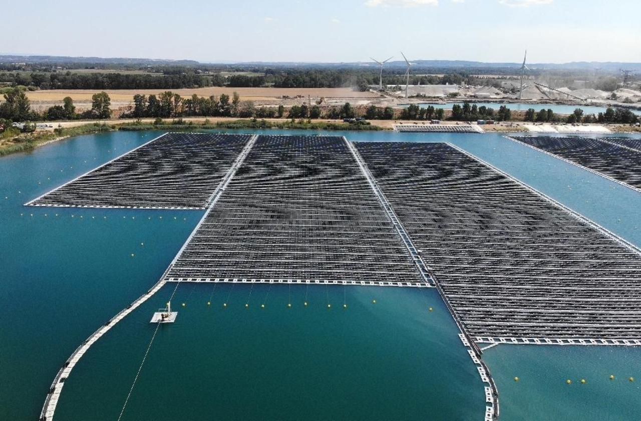 47 000 panneaux solaires sur un lac : la première centrale photovoltaïque flottante inaugurée en France