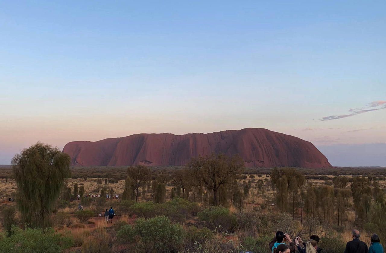 Australie : les touristes se ruent une dernière fois sur le site d’Uluru, appelé Ayers Rock