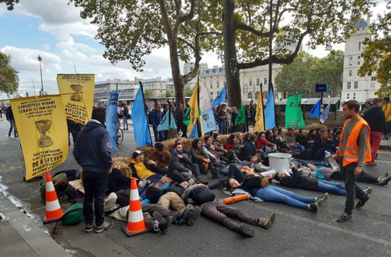 Climat : Extinction Rebellion bloque la place du Châtelet à Paris