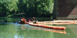 Un collecteur chasse le plastique flottant sur la Garonne