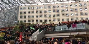 Paris : des manifestants pour le climat et des Gilets jaunes occupent le centre commercial Italie 2