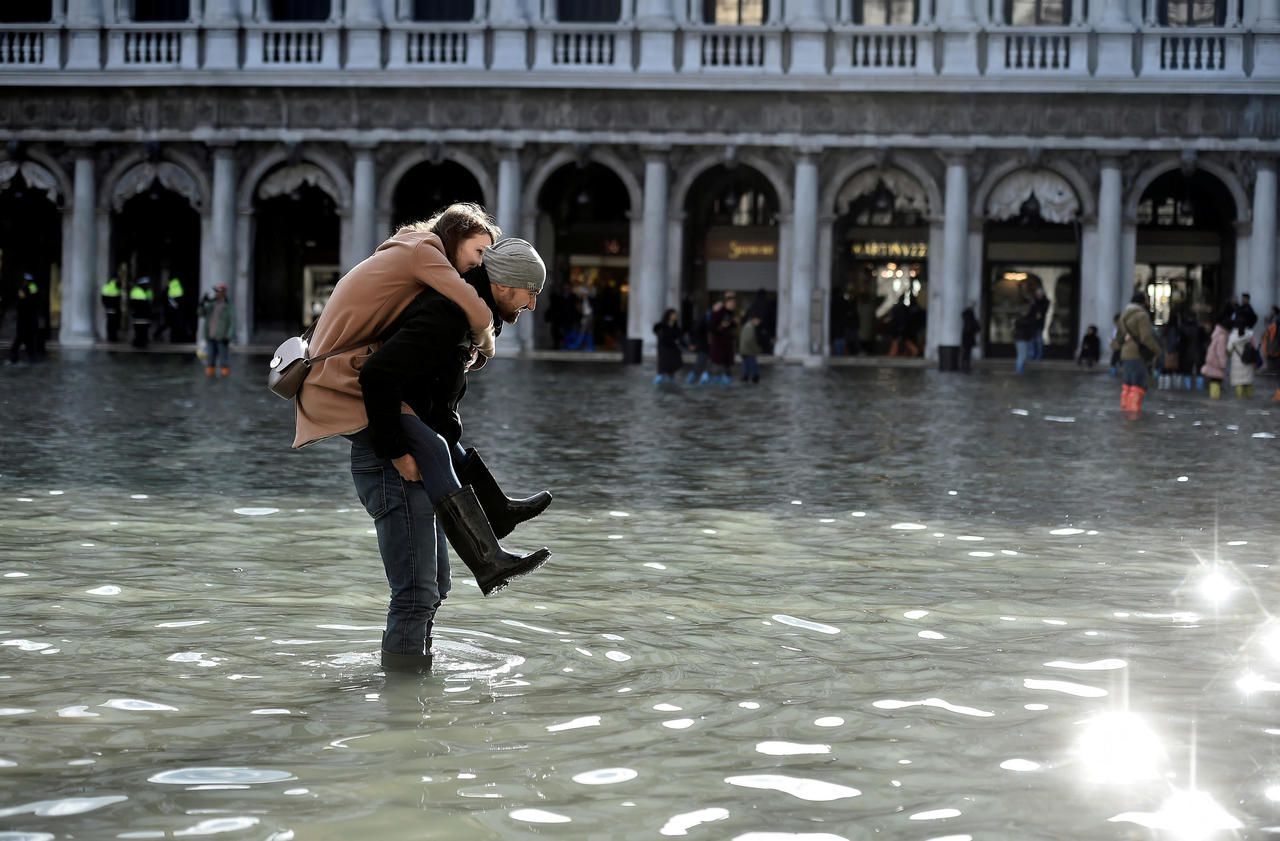 Venise sous les eaux : un nouveau pic de marée haute attendu