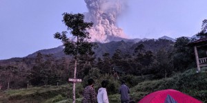 L’éruption du volcan Merapi perturbe le transport aérien en Indonésie