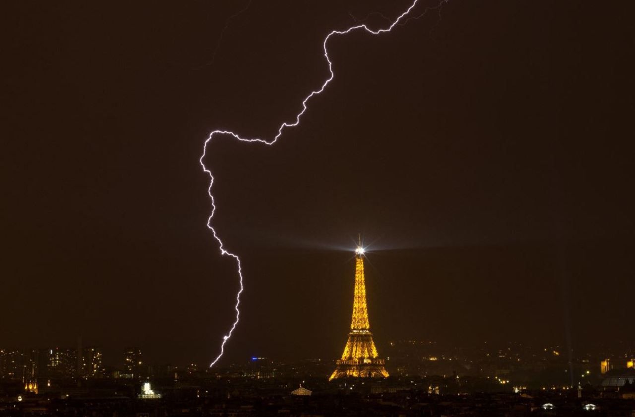 Météo : orage spectaculaire à Paris, tornade en Bretagne, 5 départements du Sud-Ouest en vigilance