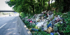 Masques, mégots : un tiers des Français jette des déchets sur la route