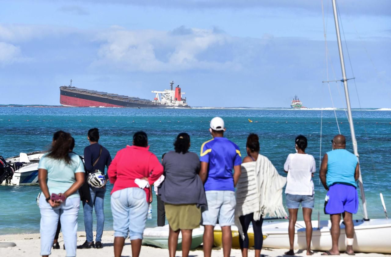 L’île Maurice dans la crainte d’une marée noire, des hydrocarbures s’écoulent d’un bateau échoué