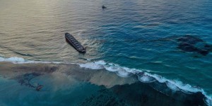 Marée noire à l’île Maurice : le navire échoué menace de se briser