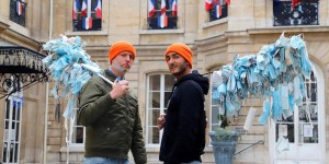 Paris : deux marcheurs venus de Marseille s’attaquent aux masques jetés par terre