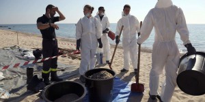 Pollution : les pompiers récupèrent des résidus d’hydrocarbures sur une plage en Corse