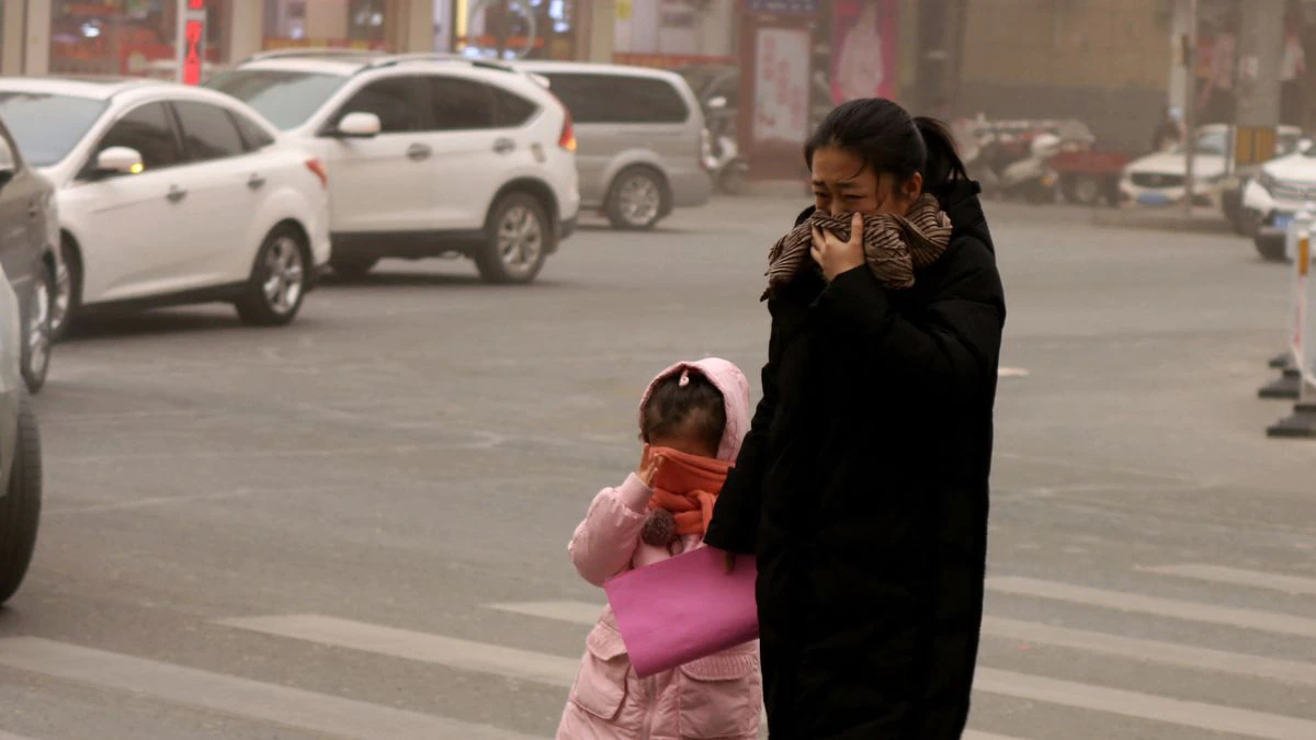 Chine : une tempête de sable recouvre une ville en quelques minutes