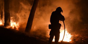 Incendies : la Grèce brûle toujours, la Turquie aidée par la pluie