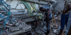 «Comment va-t-on pouvoir se remettre de cette catastrophe ?» : la détresse d’un rescapé après le séisme à Haïti