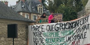«Une aberration écologique» : 400 manifestants réunis contre la vente du domaine de Grignon à un promoteur