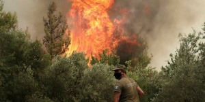 Grèce : un incendie menace Athènes, des évacuations menées par précaution
