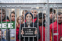 Marion Cotillard en cage pour Greenpeace
