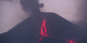 Sicile: spectaculaire éruption de l'Etna