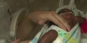 Brésil: des bébés prématurés placés dans des hamacs