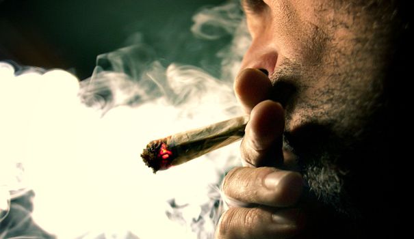Cannabis: faut-il imposer des tests de dépistage salivaire dans les lycées?