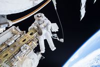 Nasa: ils sortent dans l'espace pour réparer la station spatiale internationale