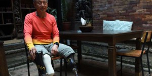 Gravir l'Everest avec des prothèses