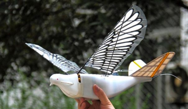 La colombe de la paix transformée en drone-espion